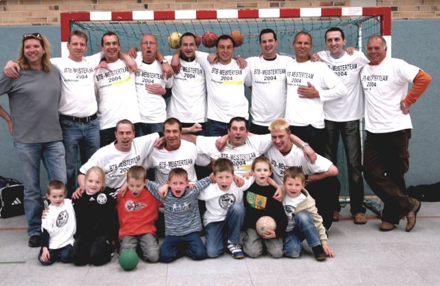 2. Herrenmannschaft 2003/2004 (64 kB)