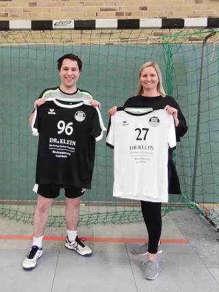 Übergabe des neuen Trikotsatzes von Sponsorin Sarah Soballa an David Zimmermann, Spielertrainer der 5. Herrenmannschaft; Aachen, April 2022